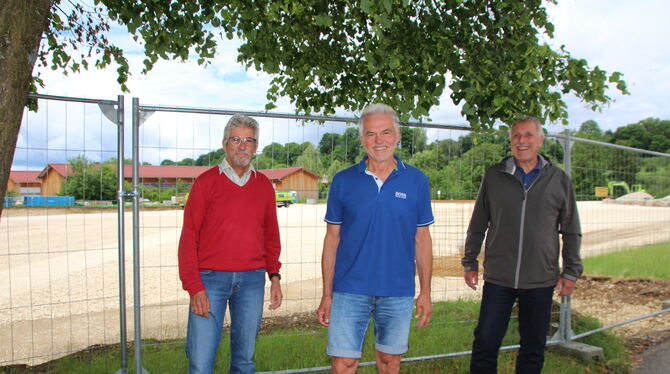 Lothar »Lo« Gutzeit (von links), Hartmut Moll und Walter Fromm vom FSV Pfullingen sind froh, dass das ramponierte Spielfeld am