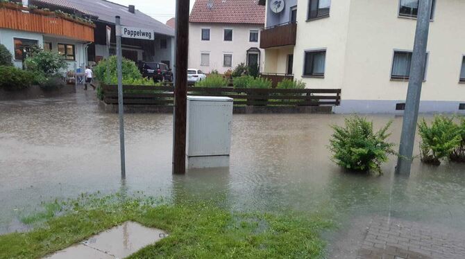 Ein See in Eglingens Dorfmitte: Ob die Feuerwehr für solche Hochwasserfälle aufgerüstet werden muss, wird diskutiert.  FOTO: FEU
