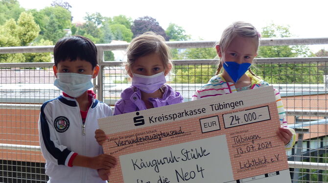 Die ehemaligen Frühchen Hendrik, Ann-Kathrin und Mia (von links) mit der größten Einzelspende in der Geschichte des Tübinger Ver