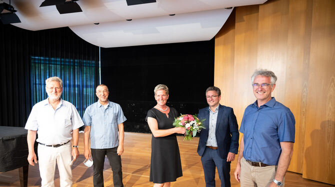 Michael Bulander gratuliert Mirjam Bott zur Wahl als zweite Vorsitzende. Rechts daneben Ralf Kuch, links Gebhard Koll und neben