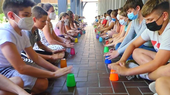 Da ist viel Übung und Fingerfertigkeit gefragt: Die List-Schüler beim  »Cup-Song«. FOTO: SCHULE