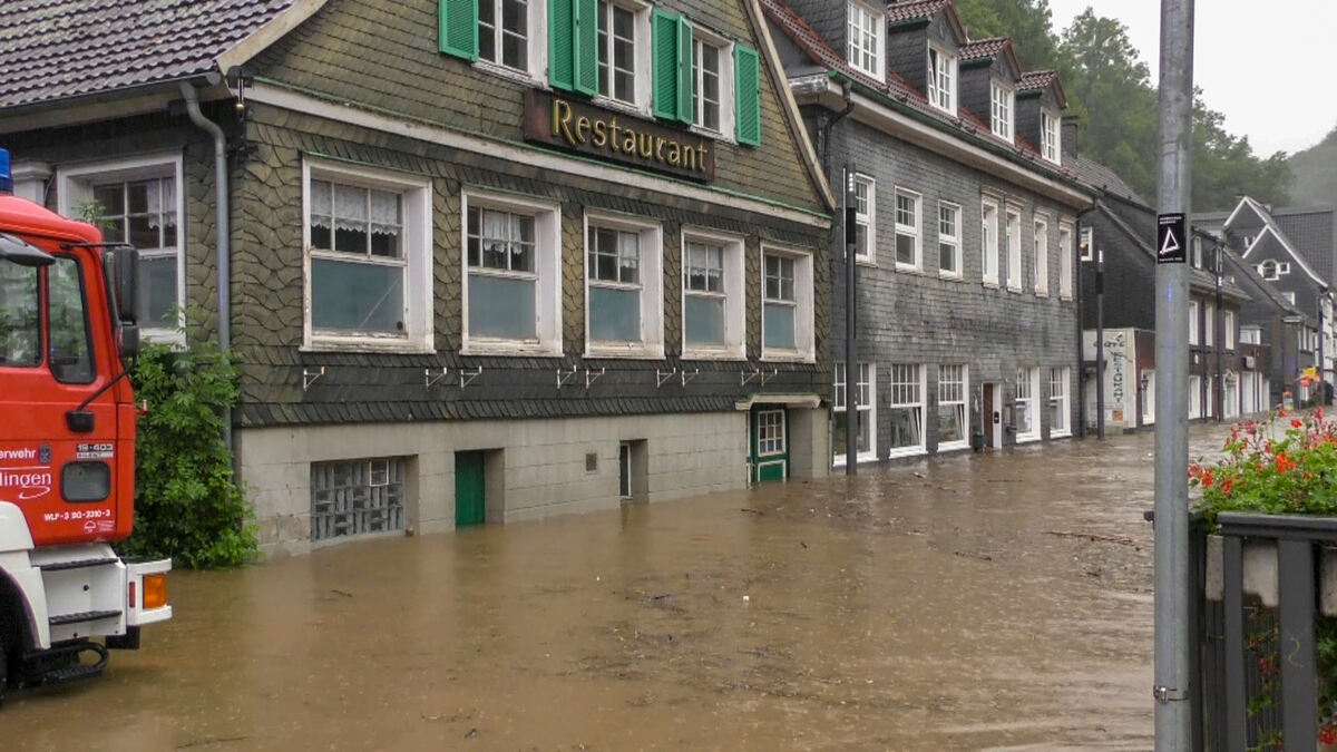 Solingen: Eine Straße vor einem Restaurant ist überflutet.