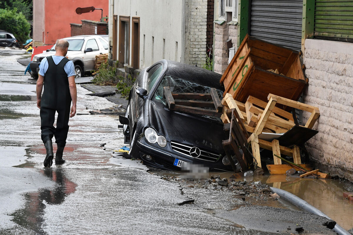 Hagen: Ein Anwohner schaut sich die Schäden an, die die Überflutung der Nahma am Vorabend mit sich gebracht hat. Durch die hefti