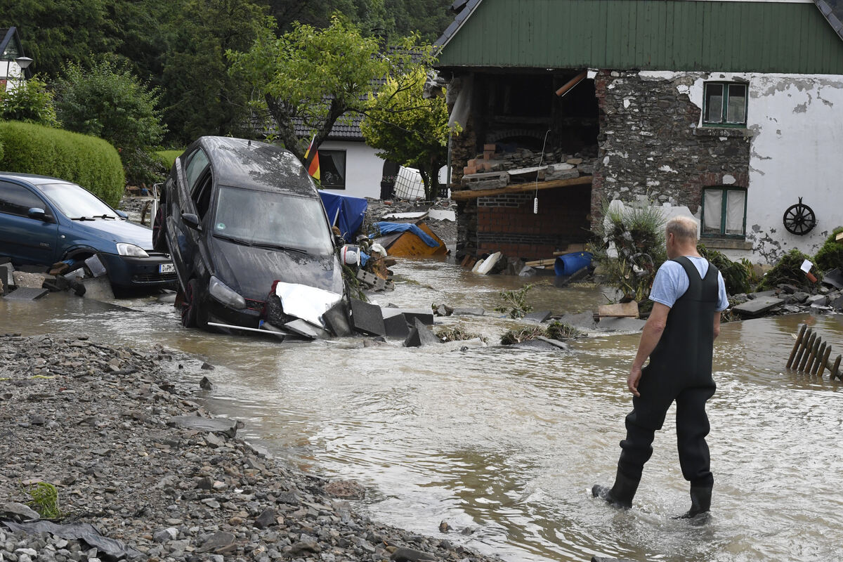 Hagen: Ein Anwohner schaut sich die Schäden an, die die Überflutung der Nahma am Vorabend mit sich gebracht hat. Durch die hefti