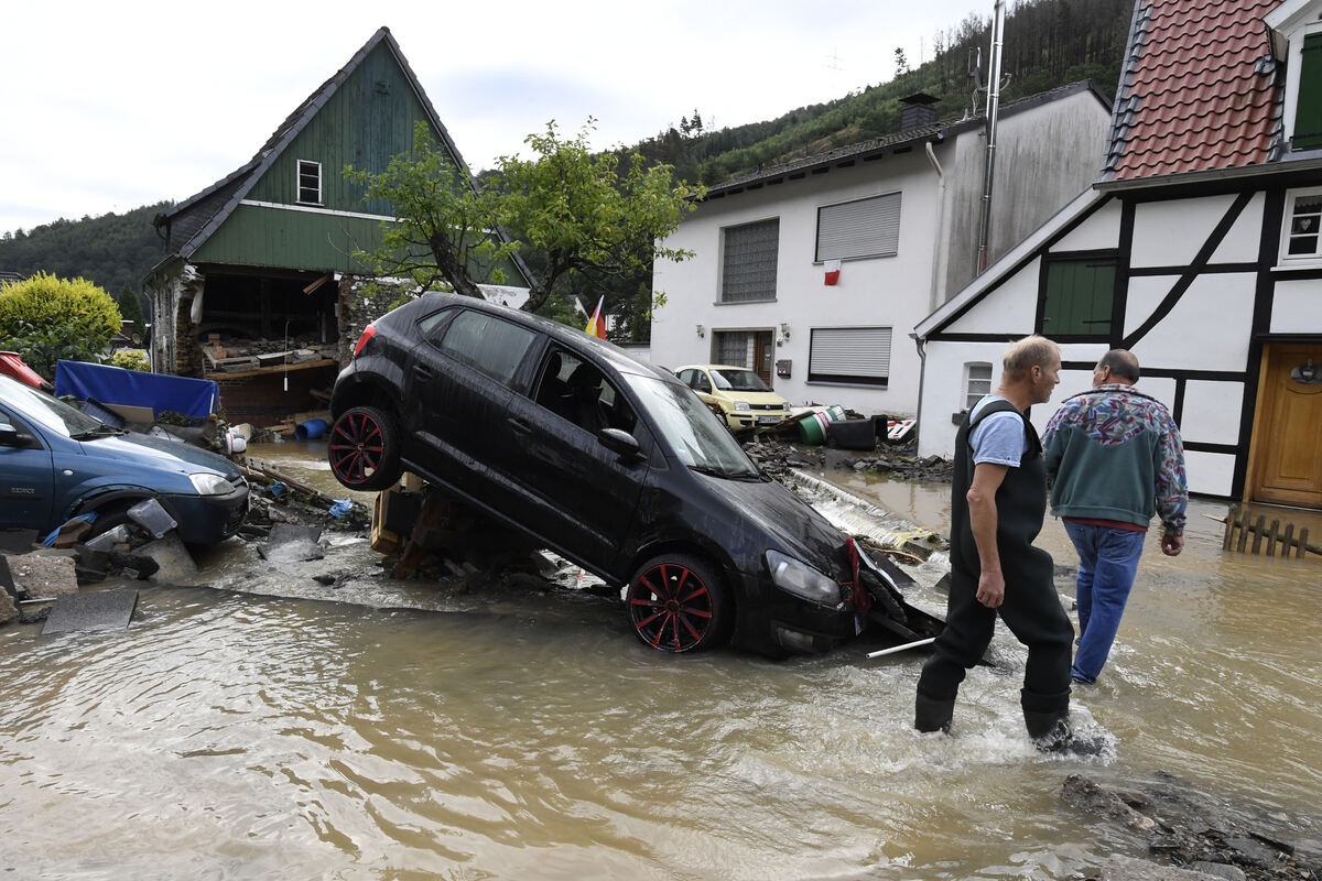 Hagen: Anwohner schauen sich die Schäden an, die die Überflutung der Nahma am Vorabend mit sich gebracht hat. Durch die heftigen