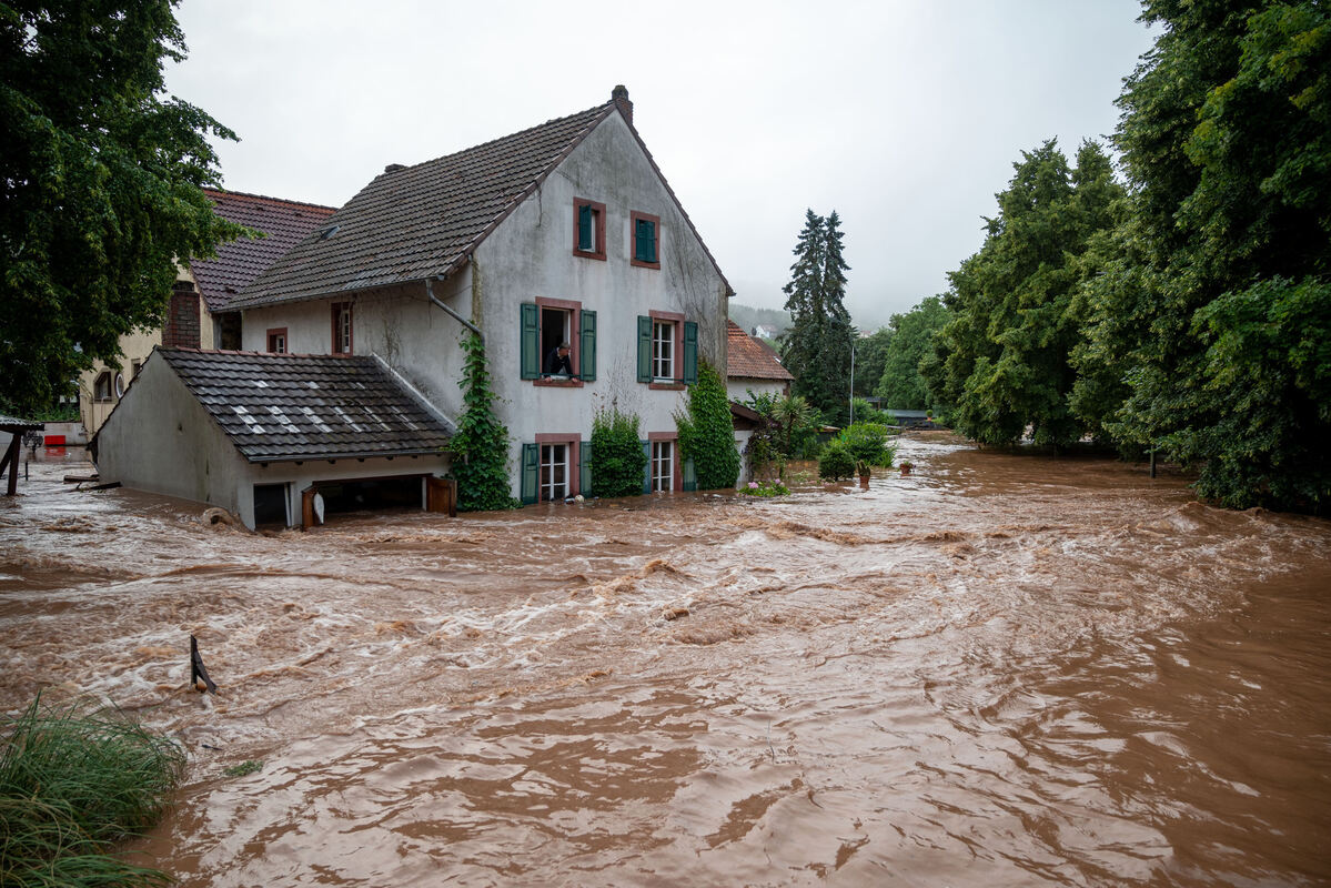 Die Kyll ist in Erdorf über die Ufer getreten und hat Teile des Dorfes geflutet.