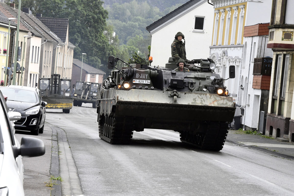 Mit einem Bergepanzer und schwerem Räumgerät rückt die Bundeswehr an, um die Schäden die die Überflutung der Nahma am Vorabend m
