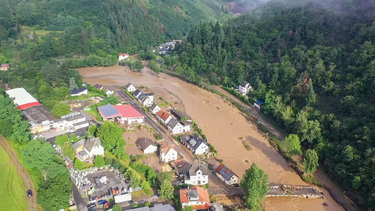Die mit einer Drohne gefertigte Aufnahme zeigt die Verwüstungen die das Hochwasser der Ahr in dem Eifel-Ort angerichtet hat. In