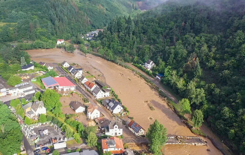 Die mit einer Drohne gefertigte Aufnahme zeigt die Verwüstungen die das Hochwasser der Ahr in dem Eifel-Ort angerichtet hat. In