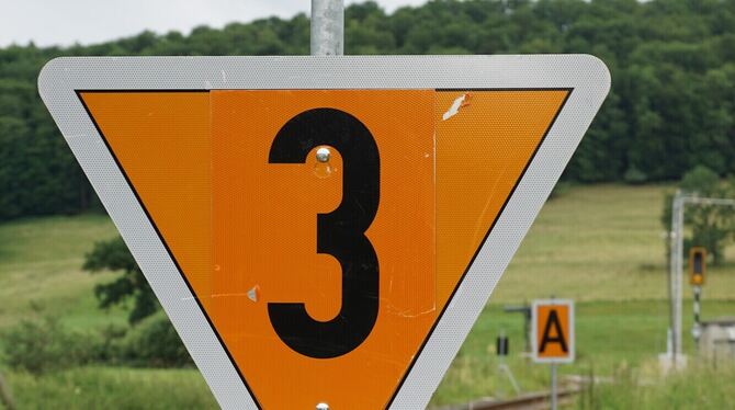 Dieses Schild zeigt dem Lokführer an, dass er maximal Tempo 30 fahren darf.