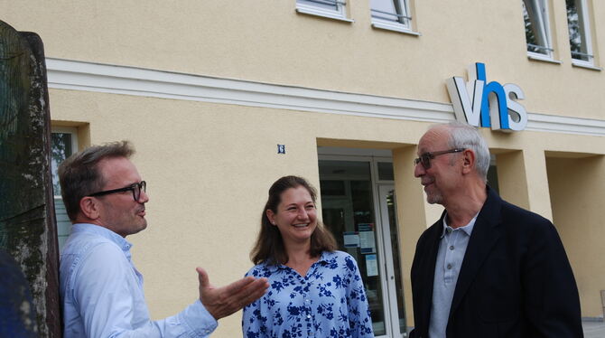 Freuen sich auf viele Präsenzkurse (von links): VHS-Leiter Oliver Beck, die neue Fachbereichsleiterin Katrin Schmidt und Trägerv