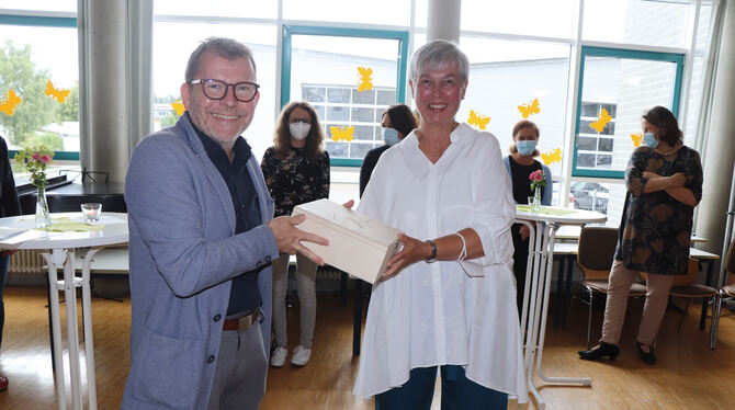 Bürgermeister Mike Münzing verabschiedet Uthe Scheckel als Schulleiterin an der Astrid-Lindgren-Schule.  FOTO: BLOCHING