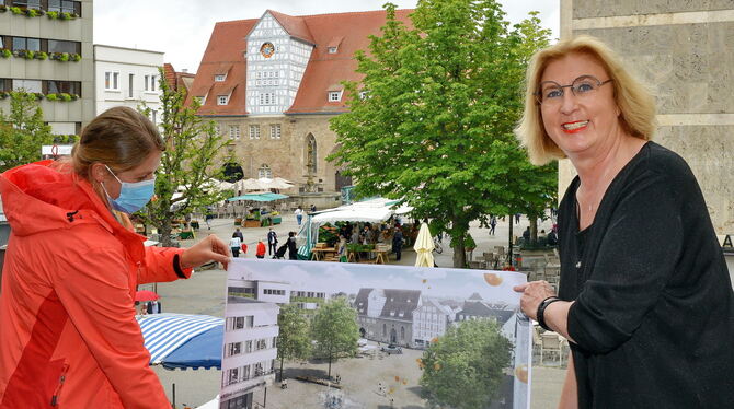 Den Marktplatz  zu sanieren,  hat Ulrike Hotz (rechts) nicht  mehr geschafft.  Der Plan dafür  steht aber. FOTO: NIETHAMMER