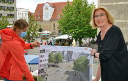 Den Marktplatz  zu sanieren,  hat Ulrike Hotz (rechts) nicht  mehr geschafft.  Der Plan dafür  steht aber. FOTO: NIETHAMMER