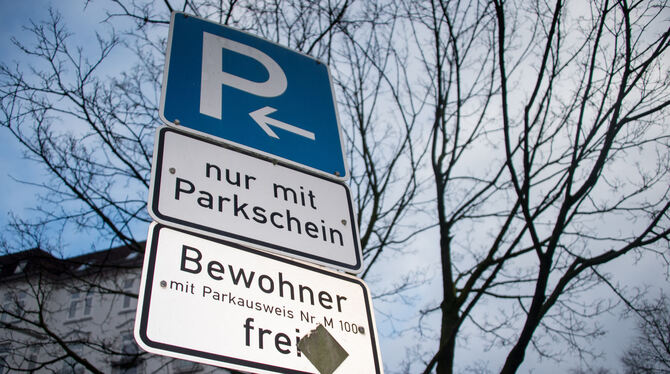 Ein Verkehrschild weist auf freies Parken für Bewohner mit Parkausweis hin.