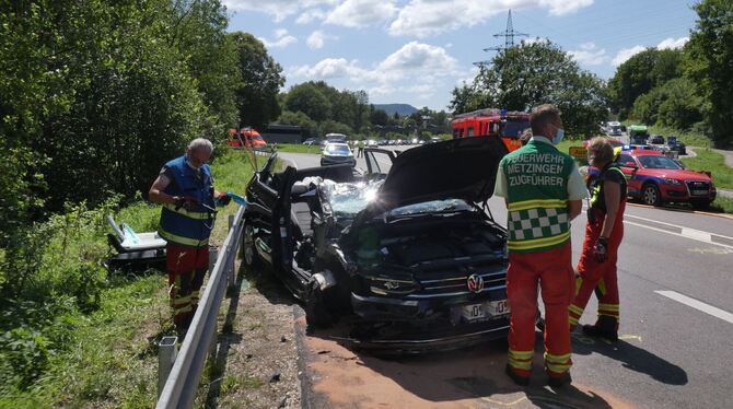 Die Fahrerin dieses Autos wurde mit dem Rettungshubschrauber in eine Tübinger Klinik geflogen.