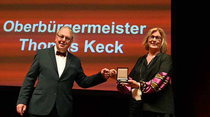 Oberbürgermeister Thomas Keck ehrt Ulrike Hotz mit der Bürgermedaille in Gold.