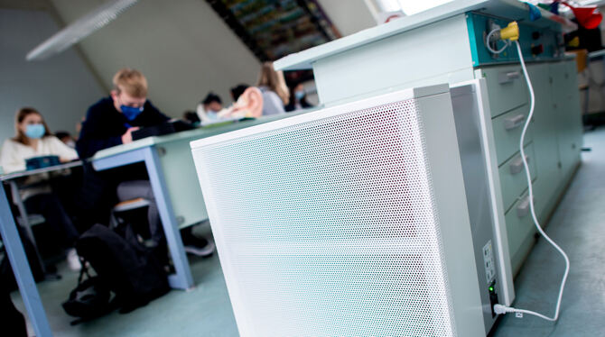 Ein Luftfiltergerät im Klassenzimmer. Die Geräte brauchen viel Platz und sind auch nicht unumstritten.  FOTO: DPA/DITTRICH