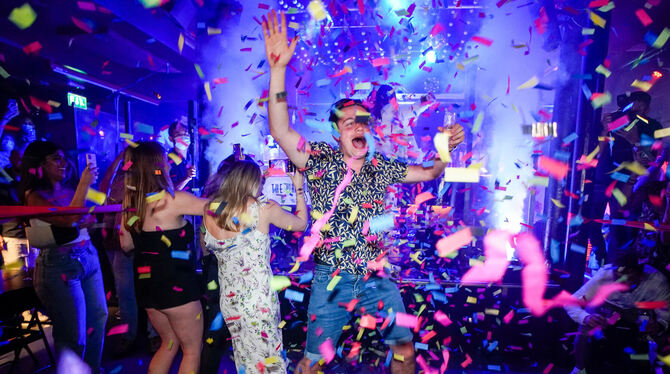Junge Leute feiern in London die Wiedereröffnung der Clubs.  FOTO: PEZZALI/DPA