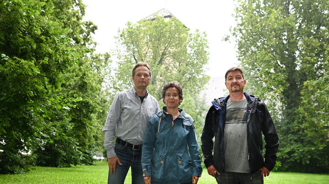 Martin und Anke Brauner wollen wie Matthias Siedlaczek verhindern, dass der Kirchenpark bebaut wird. FOTO: PIETH
