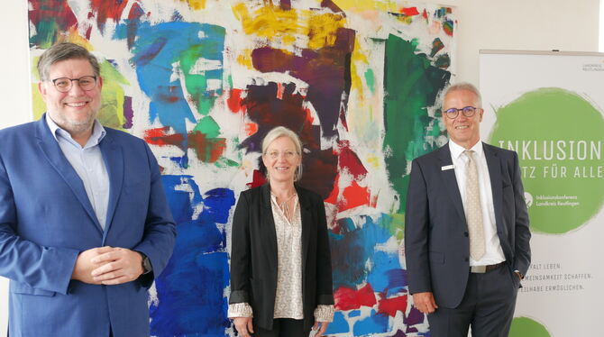 Landrat Dr. Ulrich Fiedler (von links) stellte mit Susanne Blum und Michael Bläsius den neuen Inklusionspreis vor.  FOTO: LEISTE