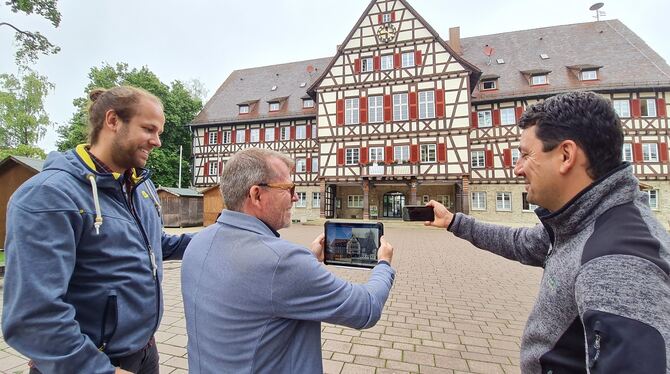 Stadtarchivar Yannik Krebs, Bürgermeister Mike Münzing und Tourismus-Chef Hans-Peter Engelhart (von links) haben am virtuellen S