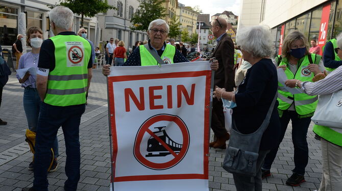 Zu teuer und aufwendig für Tübingen? Zu einer Demonstration gegen die Innenstadt-Strecke kamen vor wenigen Tagen rund 400 Teilne