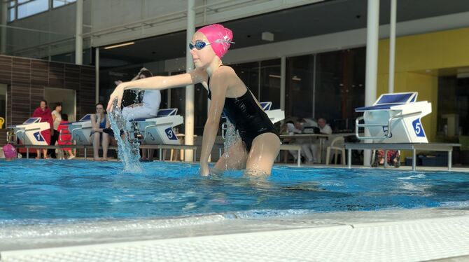 Die zwölfjährige Janne Singer ist die baden-württembergische Meisterin im Synchronschwimmen.  FOTO: WOLFGANG LOOTZE