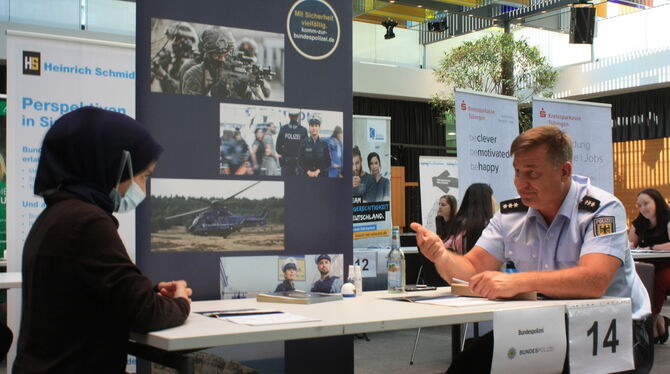 Baian Housein (links) möchte gerne Polizistin werden. Hier ist sie beim Speed-Dating mit Bundespolizist Marc Palfi zu sehen. FOT