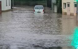 Ein Auto steht im Hochwasser.