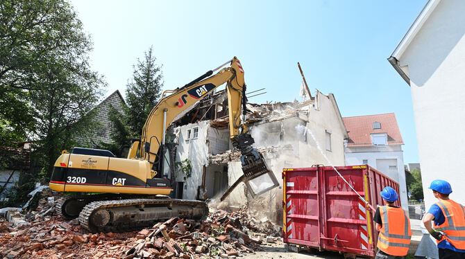Weil es einzustürzen drohte, musste das Haus Emil-Martin-Straße 11 in Kusterdingen gestern abgerissen werden.  FOTO: PIETH