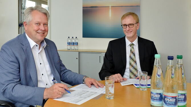 Stefan Gugel (links) und Achim Jarck sind die Geschäftsführer der Romina Mineralbrunnen GmbH.  FOTO: NIETHAMMER
