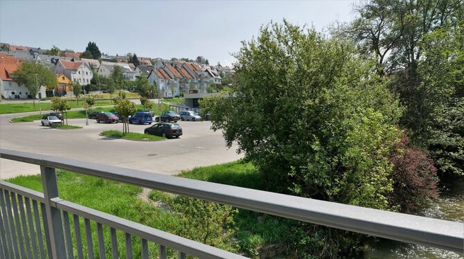 Der am 28. Juni geflutete Edeka-Parkplatz neben der Echaz von der Fußgängerbrücke aus gesehen. FOTO: LEISTER