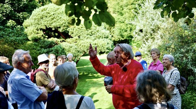 Leidenschaftlicher Erklärer: Roland Doschka mit GEA-Lesern in seinem Garten.
