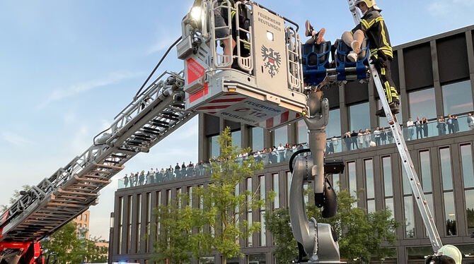 Die Feuerwehr befreite die eingeschlossenen Personen mit einer Drehleiter.