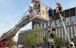 Die Feuerwehr befreite die eingeschlossenen Personen mit einer Drehleiter.
