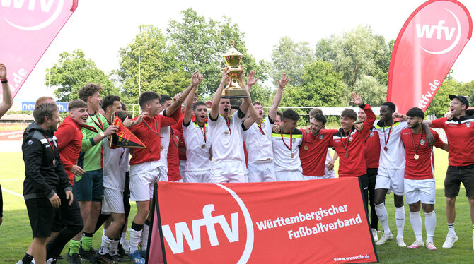 Die A-Junioren des SSV Reutlingen feiern den Triumph im Verbandspokal.   FOTO: BAUR