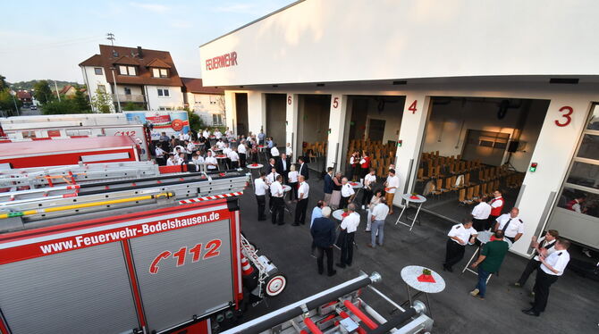 Die Bodelshausener Wehr verfügt nun über ein hochmodernes Feuerwehrhaus. Am Wochenende wurde es eröffnet. FOTO: MEYER