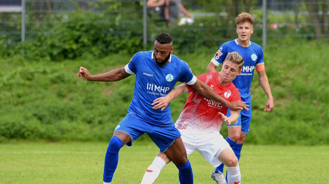 Der Ex-SSVler Ruben Reisig (links) im Duell mit Tübingens Yannick Zenner.  FOTO: BAUR