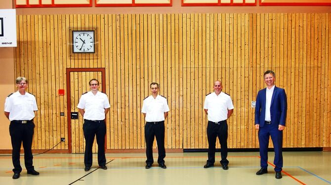 Versammlung der Freiwilligen Feuerwehr Riederich in der Gutenberghalle. Harald Hacker (Mitte) ist der alte und neue Kommandant.