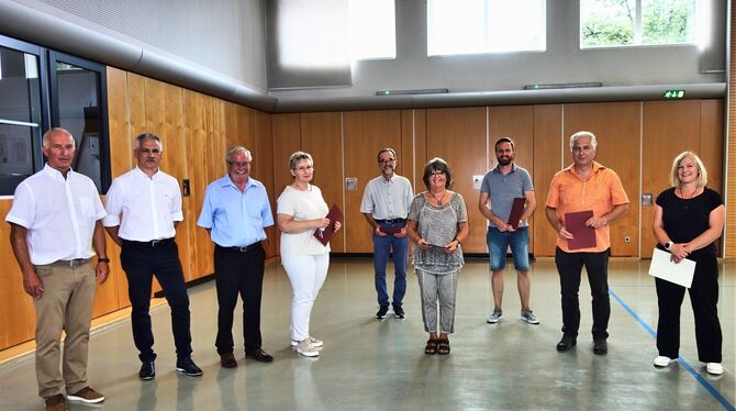 Der neue Vorstand mit (von links) Klaus Katolla, Michael Armbruster und Ingolf Schmid ehrte langjährige Mitglieder.  FOTO: BÖHM