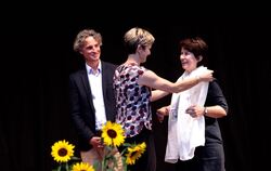 Marcus Fuhrich und List-Schulleiterin Susanne Goedicke nehmen Abschied von Brigitte Kern-Veits (rechts).  FOTO: SPIESS