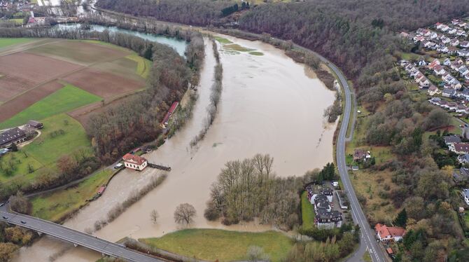 Hochwasser: Der Neckar bei Pliezhausen ist einst der B 297 sehr nahe gekommen. Auch an Hängen fließt viel Wasser hinunter ins Ta