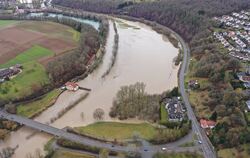 Hochwasser: Der Neckar bei Pliezhausen ist einst der B 297 sehr nahe gekommen. Auch an Hängen fließt viel Wasser hinunter ins Ta