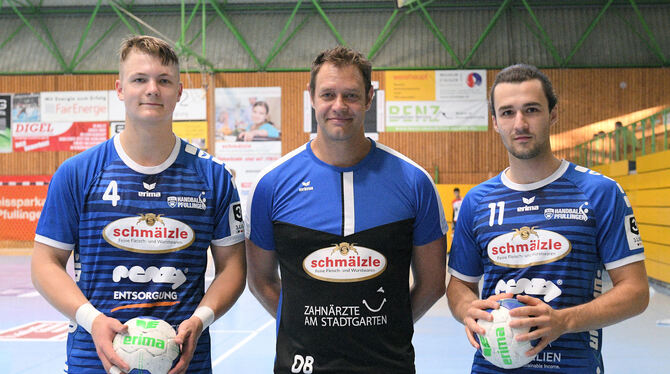 Pfullingens Trainer Daniel Brack mit den Neuen Jason Ilitsch (links) und Felix Zeiler (rechts).  FOTO: BAUR