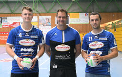 Pfullingens Trainer Daniel Brack mit den Neuen Jason Ilitsch (links) und Felix Zeiler (rechts).  FOTO: BAUR