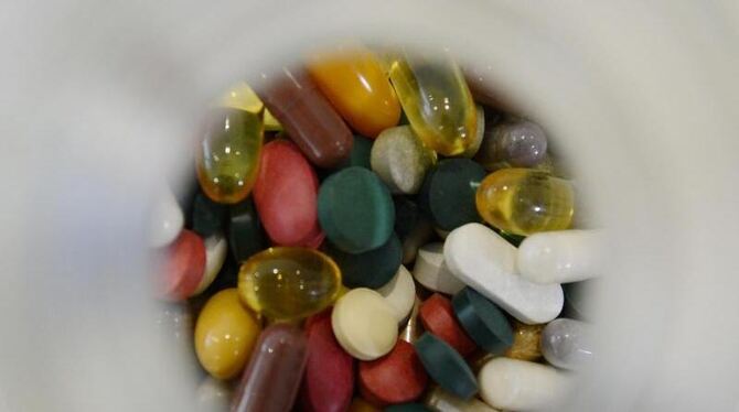 Eine Flasche mit Tabletten steht auf einem Tisch Eine Flasche mit Tabletten steht auf einem Tisch