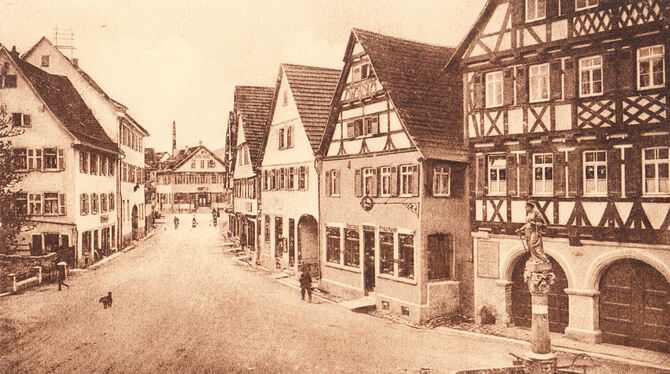 Das »Rössle« (mit Schild) um 1914: An der schon damals historischen Gaststätte führte die Staatsstraße vorbei.  FOTO: STADTARCHI