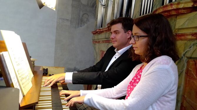 Nikolai Ott und und Regina Böpple spielten in Mössingen moderne Orgelmusik und auch ein einziges vierhändiges Stück.  FOTO: STUR