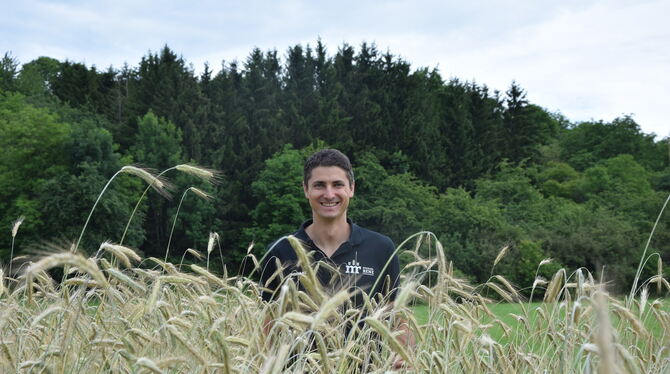 Champagnerroggen kann fast zwei Meter hoch werden. Hier steht der Landwirt Michi Renz in seinem Feld. FOTOS: WALDERICH
